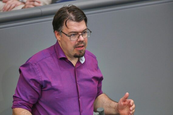 Helge Limburg (Archiv) bei Debatte über deutsche Schritte gegen Russlands „Schattenflotte“.