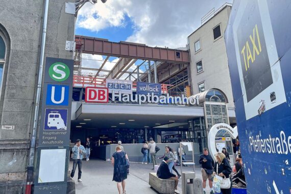 München Hauptbahnhof (Archiv); Kontrollen am Bahnsteig diskutiert: Zugang per Fahrkarte möglich.