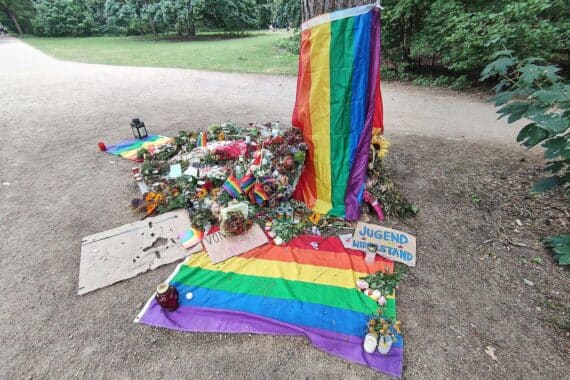 Trauer und Gedenken nach CSD-Anschlag in Berlin (Archiv): Blumen und Kerzen für die queere Community.