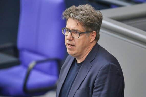 Grünen-Politiker Michael Kellner (Archivfoto) kritisiert „Tankrabatt“ und „Preisdeckel“ für Benzin und Diesel.