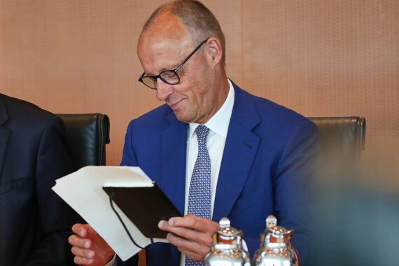 Friedrich Merz im politischen Kontext: Grünen-Kritik an Steuerreform, Entlastungen für Familien, Belastungen für alle.