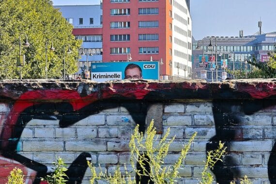 CDU-Wahlwerbung mit Stefan Evers: Grünen-Kritik wegen Hackerangriff auf Berliner Verwaltung und Datenleck.