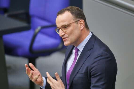 Jens Spahn im Archivfoto: Grünen-Politiker Andreas Audretsch kritisiert Spahns Abstand zur Stimmung im Land.