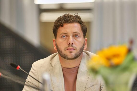 Felix Banaszak spricht, hält ein Statement-Interview vor politischem Hintergrund in Berlin.