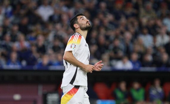Ilkay Gündogan im Fußballkontext (Archivfoto), im Hintergrund Bezug zu Jürgen Klopp, Borussia Dortmund.