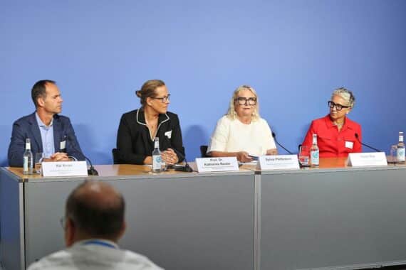 Daniel Günther in Berlin neben Firmenvertretern: „Wirtschaft für ein weltoffenes Deutschland“ gegen Rechtsextremismus.