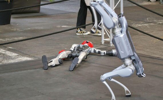 UN-Generalsekretär fordert Dialog der Supermächte über KI; KI-Roboter als Symbol für Wettlauf und Sicherheit.
