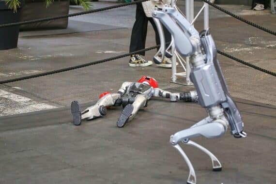 UN-Generalsekretär fordert Dialog der Supermächte über KI; KI-Roboter als Symbol für Wettlauf und Sicherheit.