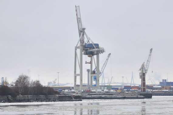 Hamburger Hafen (Archiv) mit Hafenarbeitern: Tarifrunde gescheitert, Beschäftigte stimmen gegen Angebot von Arbeitgebern.