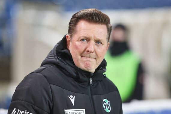 Christian Titz (Archiv) neben Hannover 96: Freistellung von Trainerteam, Interimslösung vor Spiel gegen Bochum.