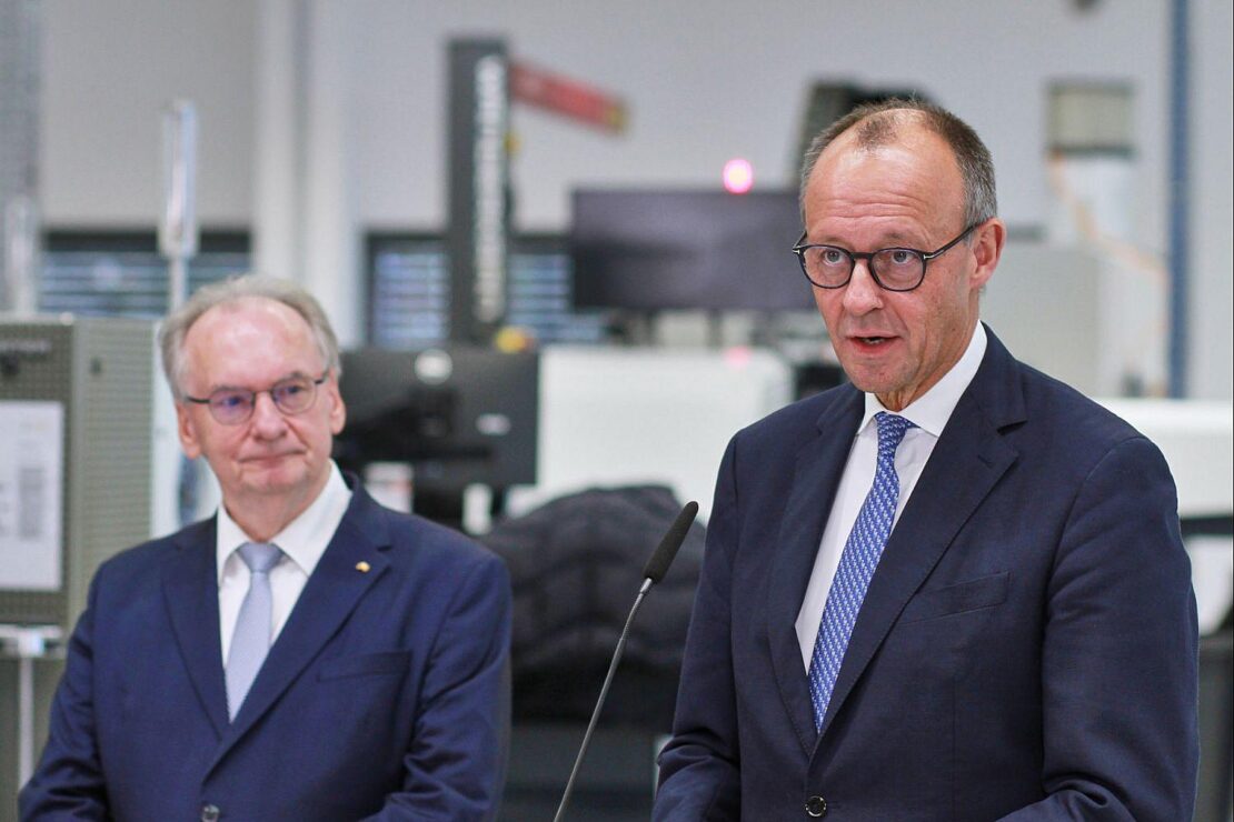 Haseloff lehnt AfD-Verbotsverfahren ab und stützt Merz