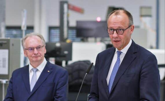 Friedrich Merz und Reiner Haseloff im Archivfoto: Haseloff lehnt AfD-Verbot ab, unterstützt Merz nach Wahlergebnis.