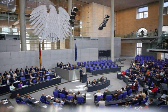 Bundestagssitzung in Berlin: Finanzminister Lars Klingbeil stellt den Haushalt 2027 vor.