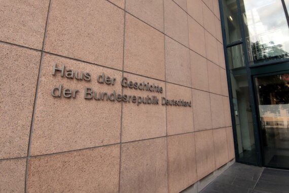 Heinz Erhardts Tagebücher und Schreibmaschine im Haus der Geschichte Bonn, nach Umzug des Nachlasses.