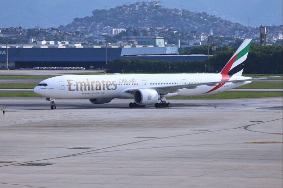 Emirates-Flugzeug im Archiv vor Hintergrund: Hessens Wirtschaftsminister Mansoori gegen mehr Verkehrsrechte.