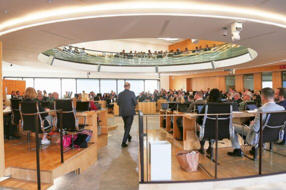Hessischer Landtag in Wiesbaden (Archivfoto): Politiker verlängern Gesetz zur Aufnahme und Unterbringung von Spätaussiedlern.