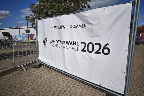 Wahlplakat und Wahllokal in Sachsen-Anhalt zur Landtagswahl 2026, 06.09.2026, hohe Wahlbeteiligung.