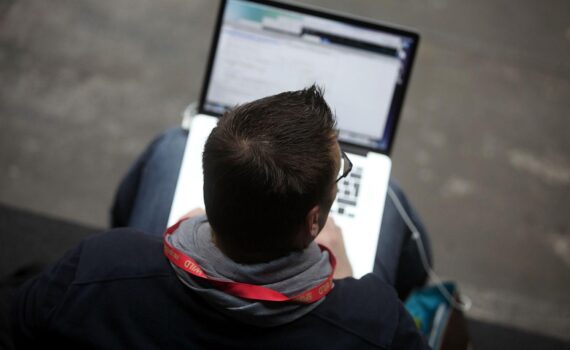 Homeoffice am Computer: Beschäftigte nutzen Laptop/PC von zu Hause; Homeoffice-Anteile laut Ifo-Umfrage.