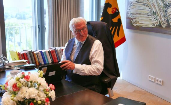Frank-Walter Steinmeier (Archiv) als Bildhintergrund: Nachfolgeentscheidung für das Amt des Bundespräsidenten, Kandidatin (Frau) gesucht.