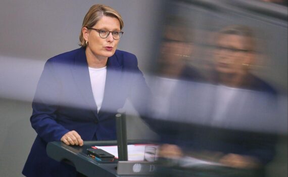 Stefanie Hubig am 10.09.2026 vor dem Hintergrund Berlins, mit Schwerpunkt auf Justiz und Verfassung.