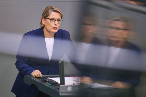 Stefanie Hubig am 10.09.2026 vor dem Hintergrund Berlins, mit Schwerpunkt auf Justiz und Verfassung.