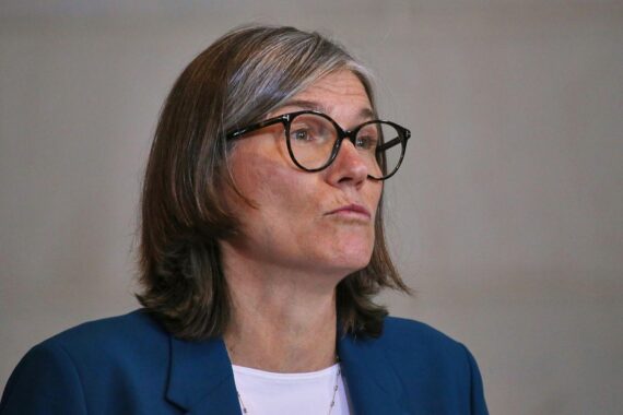Christiane Benner im VW-Kontext: Archivfoto, moderner Arbeitsplatz, Aufsichtsratsthema „Zukunftsplan 2030“.