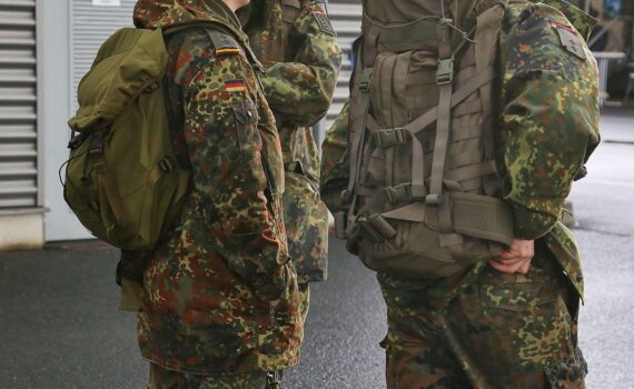 Soldaten der Bundeswehr im Archiv; Hinweis auf IT-Ausfall bei Reservisten-Zugriffen durch Update-Panne.