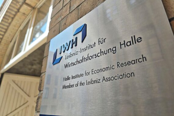 Symbolbild: IWH-Forschungsinstitut in Halle (Archiv), AfD-Wahlplakat, Wirtschaftsausfall durch Migration in Sachsen-Anhalt (Grafik).