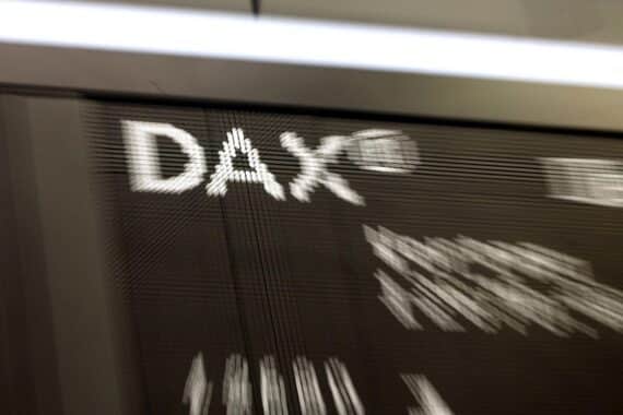 Anzeigetafel an der Frankfurter Börse: DAX fällt, rot gekennzeichnete Kurswerte.