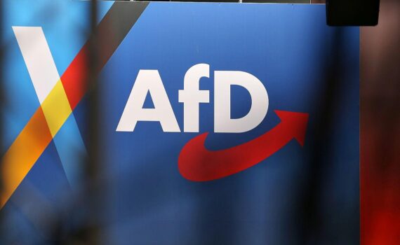 AfD-Logo (Archiv) im Bildhintergrund, verknüpft mit aktuellen Umfragewerten zur Bundestagswahl.