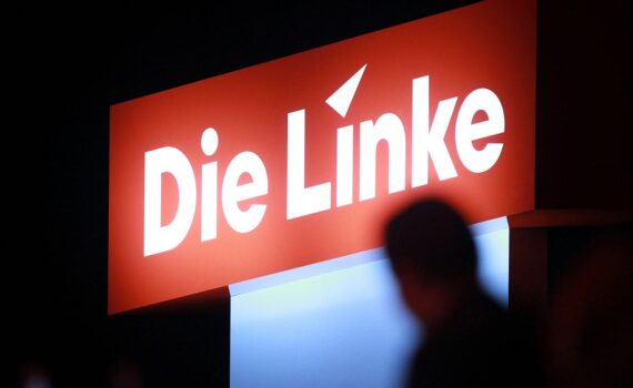 Linken-Parteitag (Archiv) in Berlin: Politiker feiern, im Hintergrund drohende Kapitalflucht-Ängste.