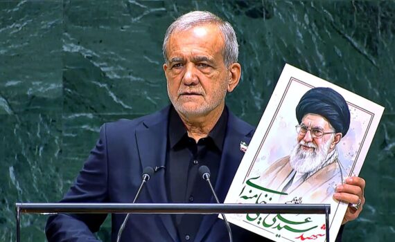 Masoud Pezeshkian vor den Vereinten Nationen, hebt Fotos hoch, während USA/Israel scharf kritisiert werden.