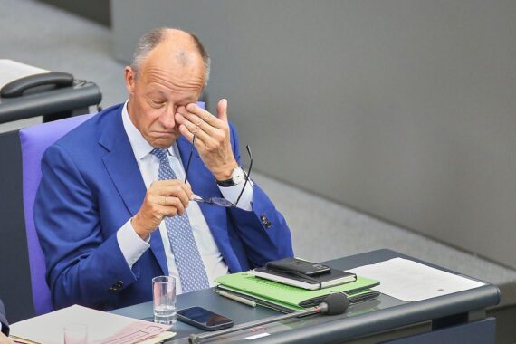 Friedrich Merz bei einem ARD-Interview, Clara von Nathusius kritisiert ihn; Brandmauer als gescheitertes Projekt.