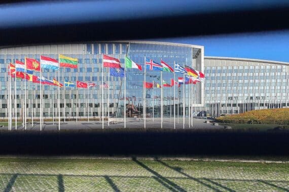 Nato-Hauptquartier in Berlin (Archiv), Hintergrundbild zum Kommentar von Joschka Fischer über das Bündnis.