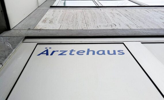 Ärztehaus im Archiv: KBV-Chef Andreas Gassen fordert schnellere Facharzttermine bei medizinischem Notfall.