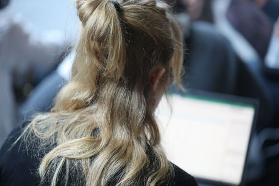Junge Frau mit Laptop (Archiv) bei KI-Debatte: Professor Salathé warnt vor Superintelligenz-Hysterie.