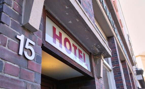 Hotel in München (Archivfoto), im Hintergrund Olympia-Zuschlag für Deutschland: Tourismusschub nach Bewerbung.