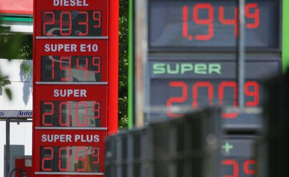 Tankstelle im Archiv, Autofahrer tanken; Bundeskartellamtspräsident Mundt fordert Weitergabe des Tankrabatts an Verbraucher.