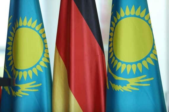 Kasachstans Präsident Tokajew bietet Deutschland Rohstoff- und Industriekooperationen an; Kasachstan-Flagge im Archiv.