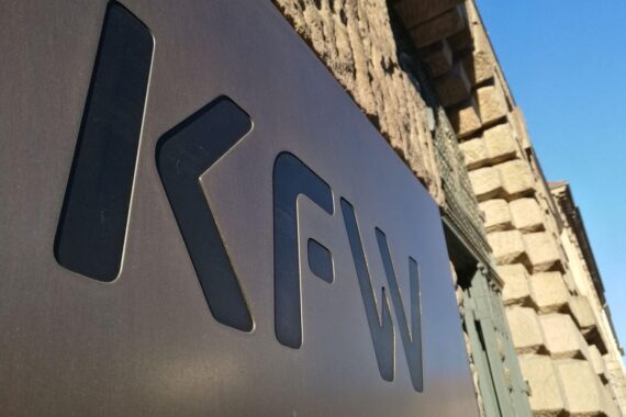 KfW-Logo/Archivfoto in Berlin: Mittelstand verlagert Industrieproduktion künftig ins Ausland.