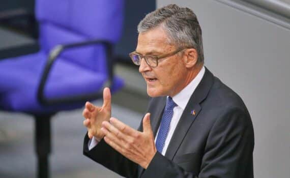 Außenpolitiker Roderich Kiesewetter im Archivfoto, im Hintergrund Kritik an Wadephul-Lawrow-Treffen.