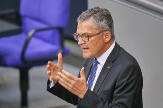 Außenpolitiker Roderich Kiesewetter im Archivfoto, im Hintergrund Kritik an Wadephul-Lawrow-Treffen.