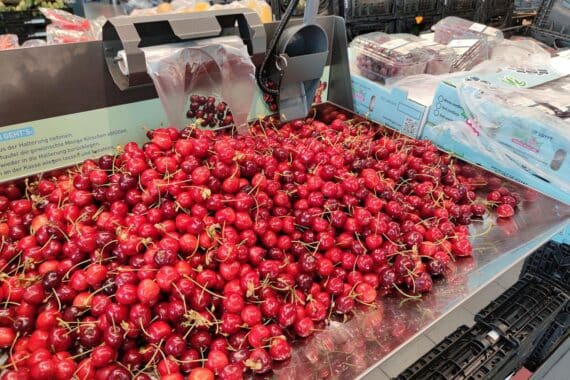 Kirschen im Supermarkt (Archivfoto) – deutsche Obstbaubetriebe berichten über gute Ernte 2026.