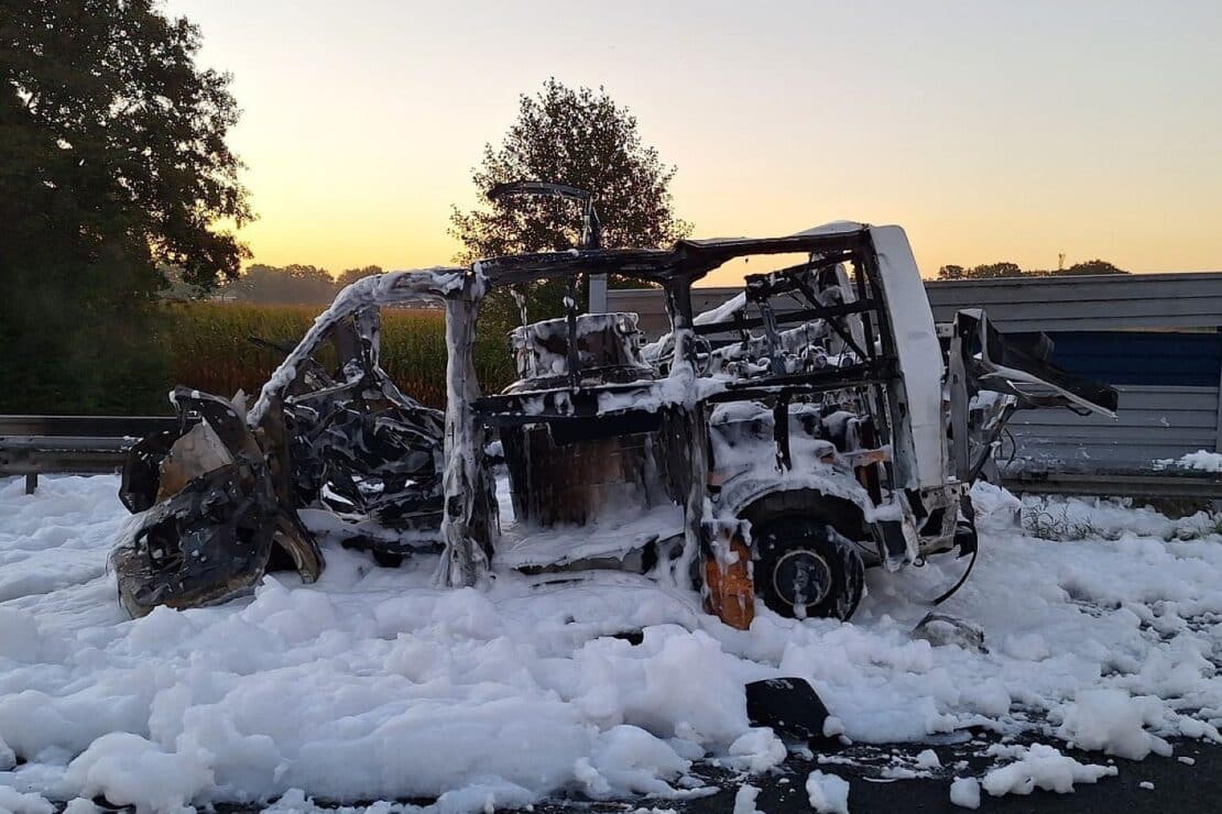 Kleintransporter mit Gefahrstoffen auf A1 bei Sottrum explodiert