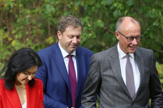 Katherina Reiche, Lars Klingbeil und Friedrich Merz im Archiv: Streit um Einkommensteuerreform und mögliche Steuererhöhungen.