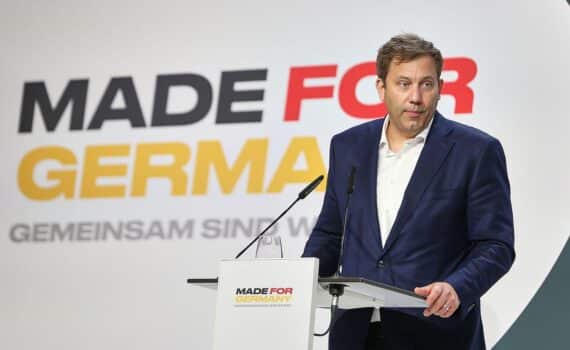 Lars Klingbeil spricht in Berlin; industrieller KI-Fokus, Investitionen und Rechenzentren für Deutschland.