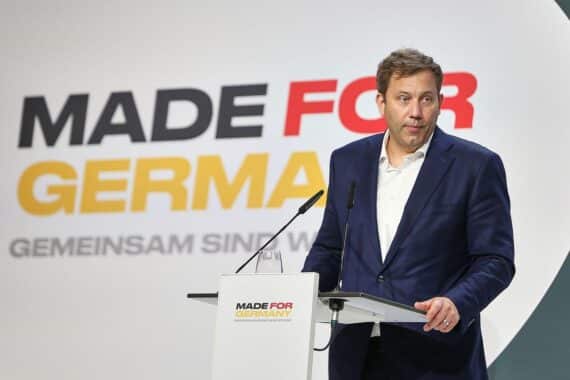 Lars Klingbeil spricht in Berlin; industrieller KI-Fokus, Investitionen und Rechenzentren für Deutschland.