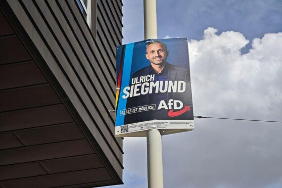 AfD-Wahlplakat mit Ulrich Siegmund (Archiv); Kontrast zu Klöckners Zurückweisung von Wahlmanipulationsvorwürfen.