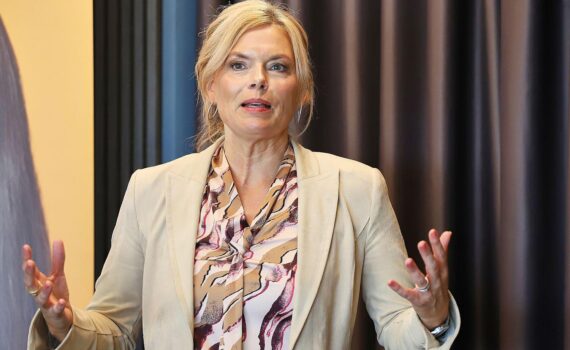 Julia Klöckner im Archivfoto, Bundestag im Hintergrund; Initiative gegen Frauenunterrepräsentation und Hass gegen Politikerinnen.