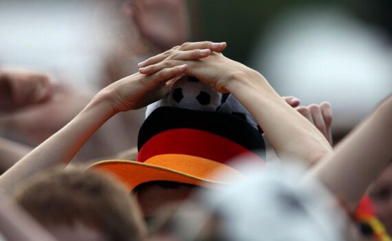 Jürgen Klopp mit XXL-Kader; deutsche Nationalmannschaft-Fußballfans vor Kaderankündigung.